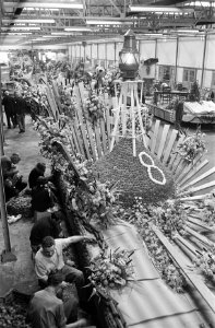 Voorbereiding bloemencorso Aalsmeer, de laatste hand word gelegd aan de wagen me, Bestanddeelnr 916-8441