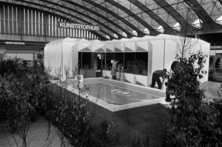 Voorbereiding 29e Huishoudbeurs in RAI kunststof bungalow met zwembad en solari, Bestanddeelnr 927-1324