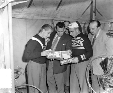Voorbereidingsplaatjes Tour de France , Amsterdam, Kees Pellenaars tussen Wagtma, Bestanddeelnr 906-5749