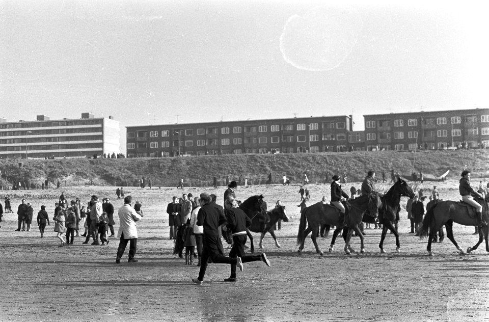 Volwassenen en kinderen op strand Zandvoort ruiters, Bestanddeelnr 922-1324