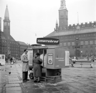 Voorbijgangers bij een kraampje van het smørrebrød bedrijf met op de achtergrond, Bestanddeelnr 252-9051