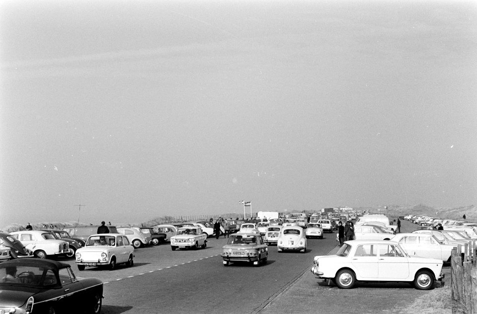 Volwassenen en kinderen op strand Zandvoort boulevard met autos, Bestanddeelnr 922-1326