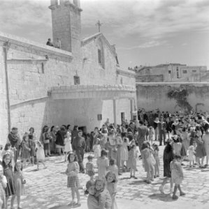 Volwassen gelovigen en kinderen op het voorplein van de Grieks-orthodoxe kerk va, Bestanddeelnr 255-1060