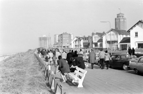 Volwassenen en kinderen op strand Zandvoort boulevard met mensen op banken, Bestanddeelnr 922-1325