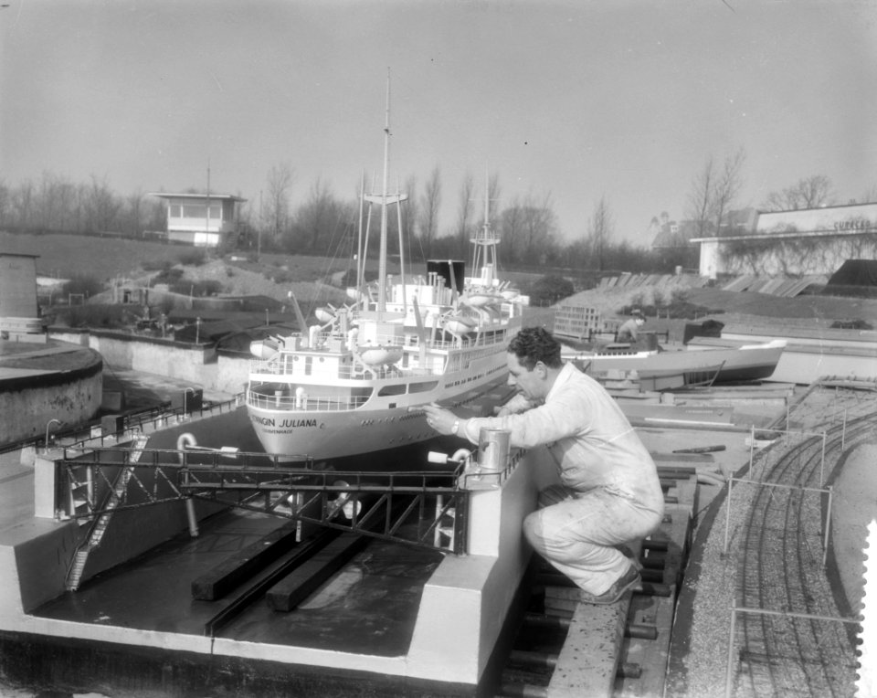 Voorbereidingen voor de opening van Madurodam, opschilder van schepen in de have, Bestanddeelnr 910-1890