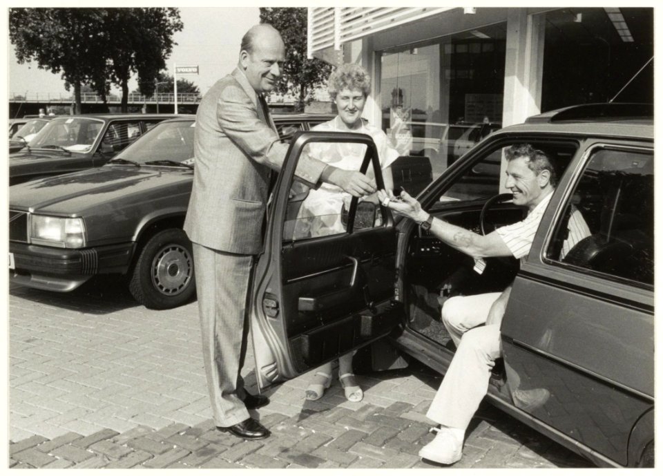 Volvo-dealer Prinsenhof aan de Leidsevaart 592, hoek Westelijke Randweg. NL-HlmNHA 54020828