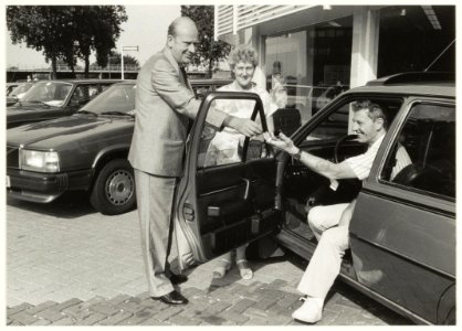 Volvo-dealer Prinsenhof aan de Leidsevaart 592, hoek Westelijke Randweg. NL-HlmNHA 54020828