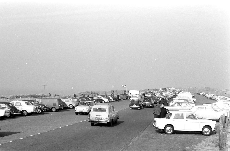 Volwassenen en kinderen op strand Zandvoort boulevard met autos, Bestanddeelnr 922-1327
