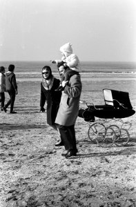 Volwassenen en kinderen op strand Zandvoort mensen op strand, Bestanddeelnr 922-1323