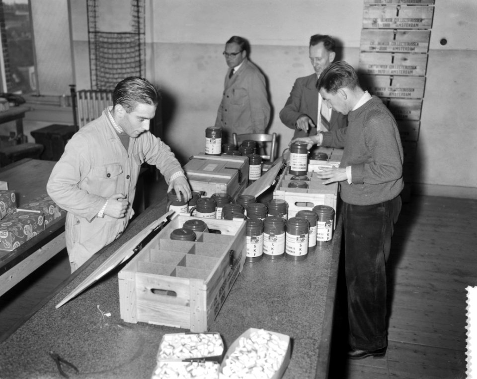Voorbereidingen voor de St Nicolaascollecte in de Amsterdamse scholen, Bestanddeelnr 911-7825