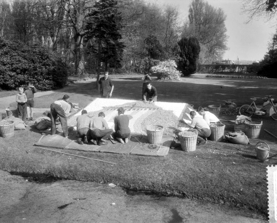 Voorbereidingen voor het bloemencorso in de bollenstreek het optuigen van de pra, Bestanddeelnr 910-3205