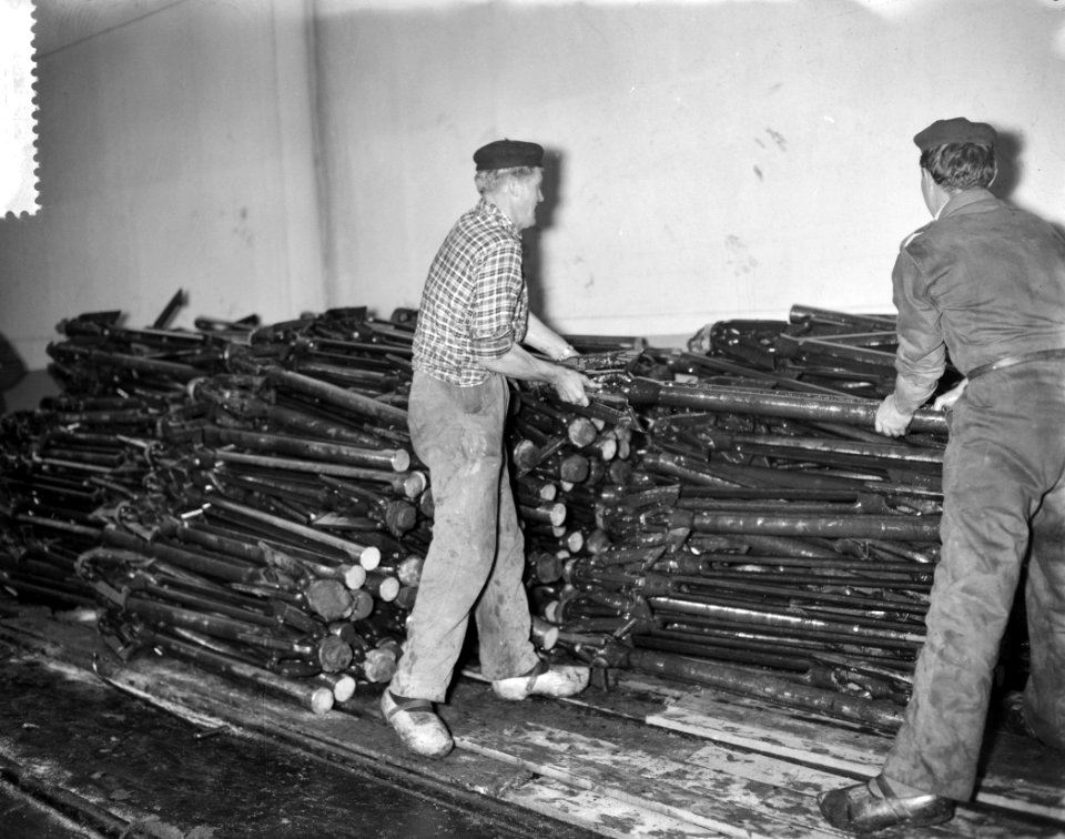 Voorbereidingen voor het uitvaren van de Willem Barendsz invetten van de harpoen, Bestanddeelnr 910-7906