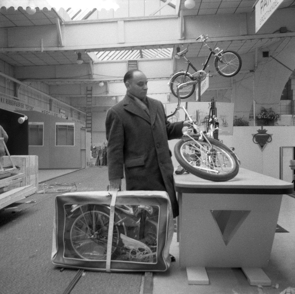 Voorbereidingen voor de motorscooter enz, tentoonstellin in de RAI, opvouwbare , Bestanddeelnr 910-1765