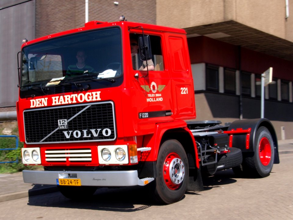 Volvo F12-4X2 (1981) licenceno BB-24-TF pic1