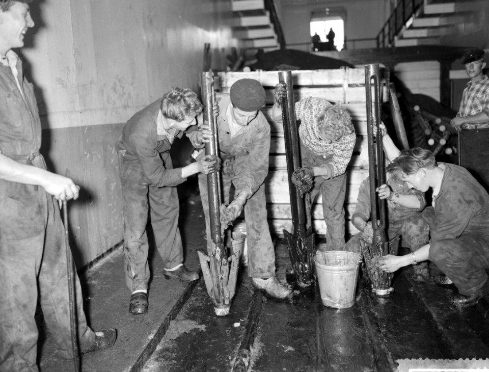 Voorbereidingen voor het uitvaren van de Willem Barendsz invetten van de harpoen, Bestanddeelnr 910-7907