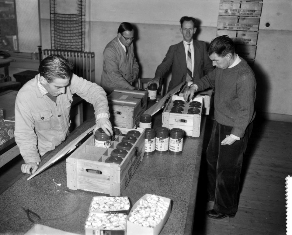 Voorbereidingen voor de St Nicolaascollecte in de Amsterdamse scholen, Bestanddeelnr 911-7826