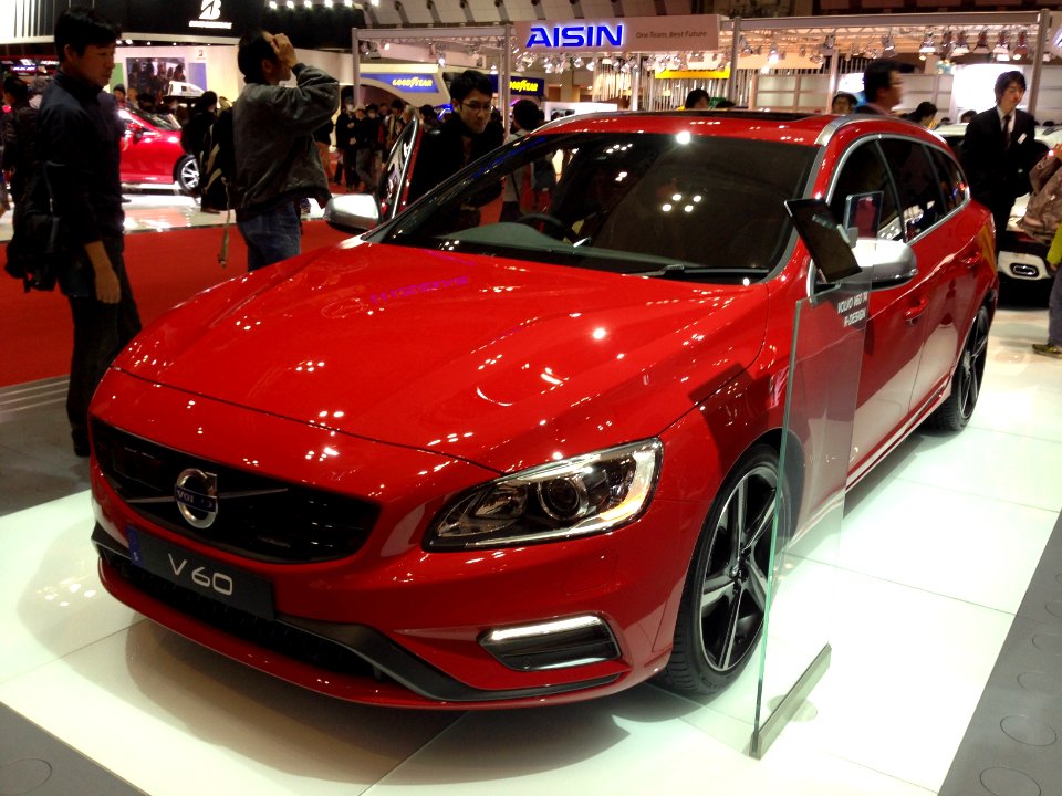 Volvo V60 T4 R-Design front - Tokyo Motor Show 2013