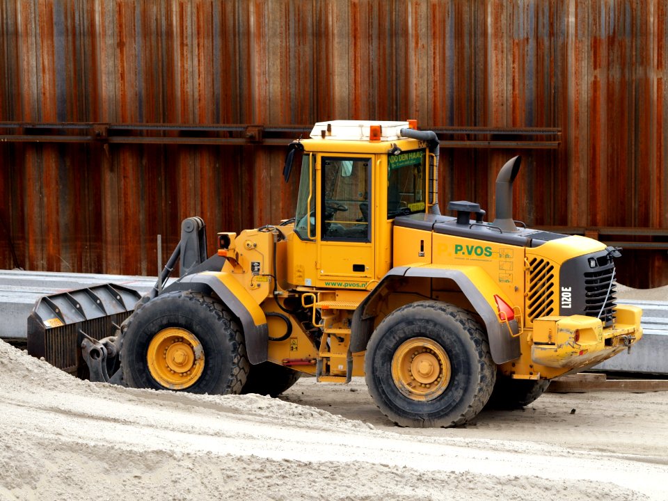 Volvo L120E (owner P Vos) pic1