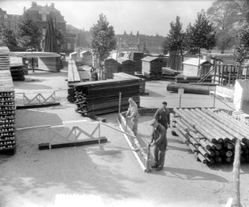 Voorbereidingen voor houttentoonstellling, Museumplein, Bestanddeelnr 905-9877