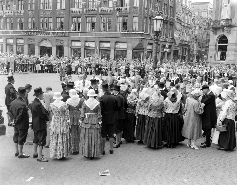 Volksdansfeest Dam Amsterdam Leeuwarder klederdracht, Bestanddeelnr 907-2574