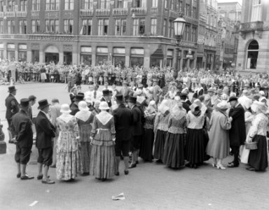 Volksdansfeest Dam Amsterdam Leeuwarder klederdracht, Bestanddeelnr 907-2574