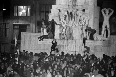 Volksfeest rond het Nationaal Monument wegens de overwinning van Ajax, Bestanddeelnr 925-6359