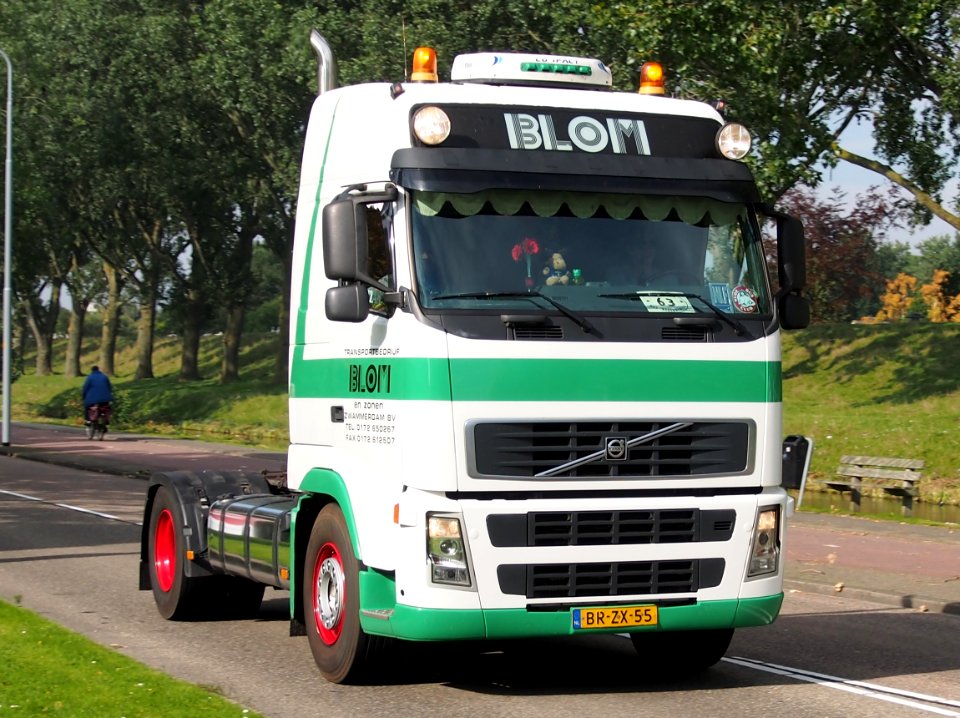 Volvo truck, lom en zn photo