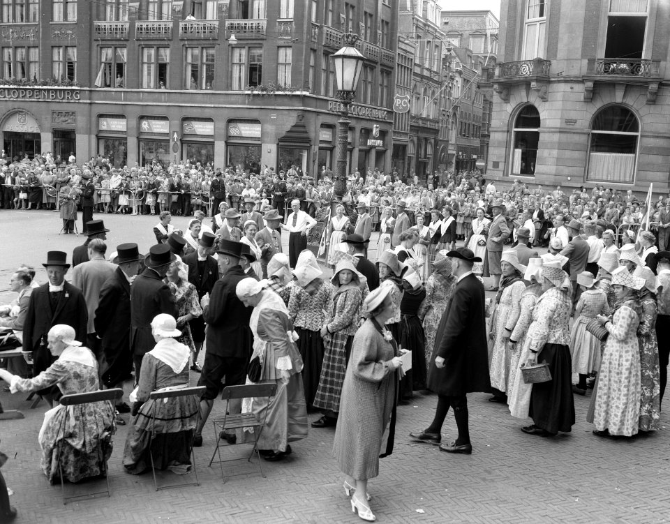 Volksdansfeest Dam Amsterdam Leeuwarder klederdracht, Bestanddeelnr 907-2573