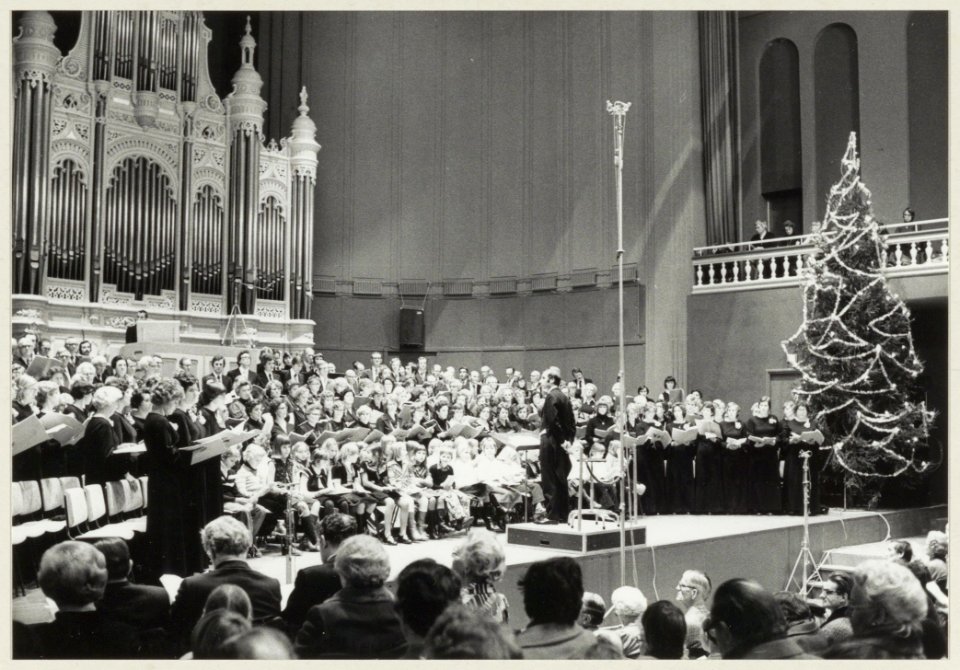Volkskerstzang in het Concertgebouw. NL-HlmNHA 54004855