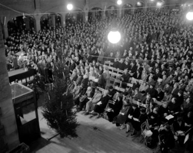 Volkskerstzang in de Koopmansbeurs te Amsterdam mmv diverse koren en een muzi, Bestanddeelnr 909-2003