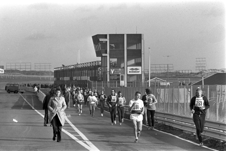 Volksmarathonloop op circuit van Zandvoort overzicht tijdens marathon bij de pi, Bestanddeelnr 927-5724