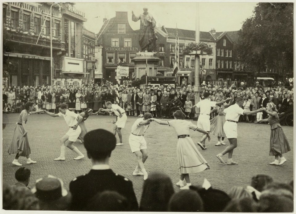Volksdansen op de Grote Markt. NL-HlmNHA 54011296