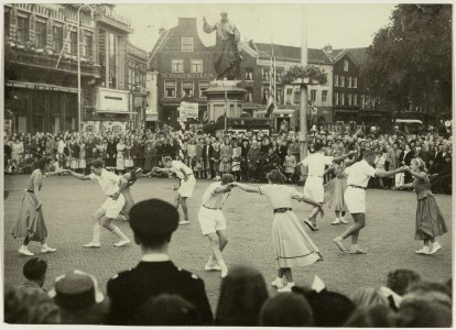 Volksdansen op de Grote Markt. NL-HlmNHA 54011296