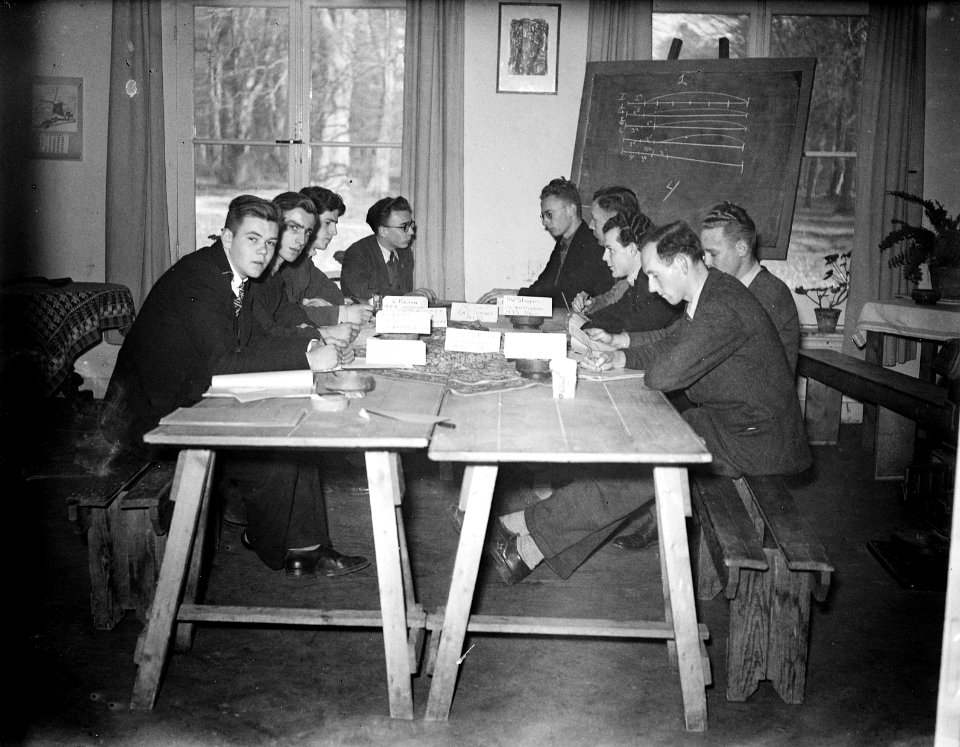 Volkshogeschool Bergen. Cursisten tijdens theorie, Bestanddeelnr 902-6050