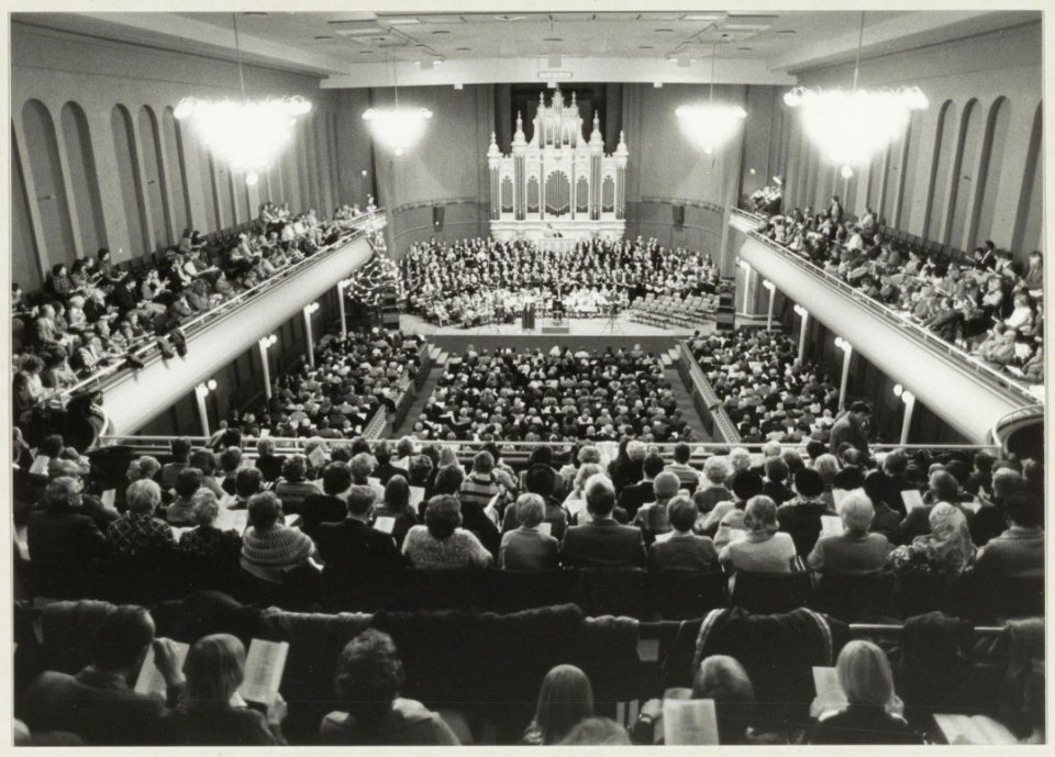 Volkskerstzang in het Concertgebouw. NL-HlmNHA 54010175