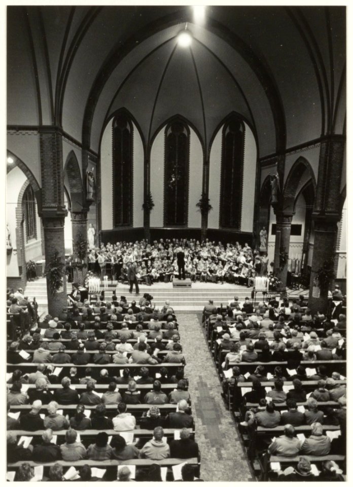 Volkskerstzang door de gezamelijke koren van Bennebroek in de St. Jozefkerk aan de Kerklaan 9. NL-HlmNHA 54020742
