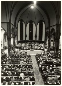Volkskerstzang door de gezamelijke koren van Bennebroek in de St. Jozefkerk aan de Kerklaan 9. NL-HlmNHA 54020742
