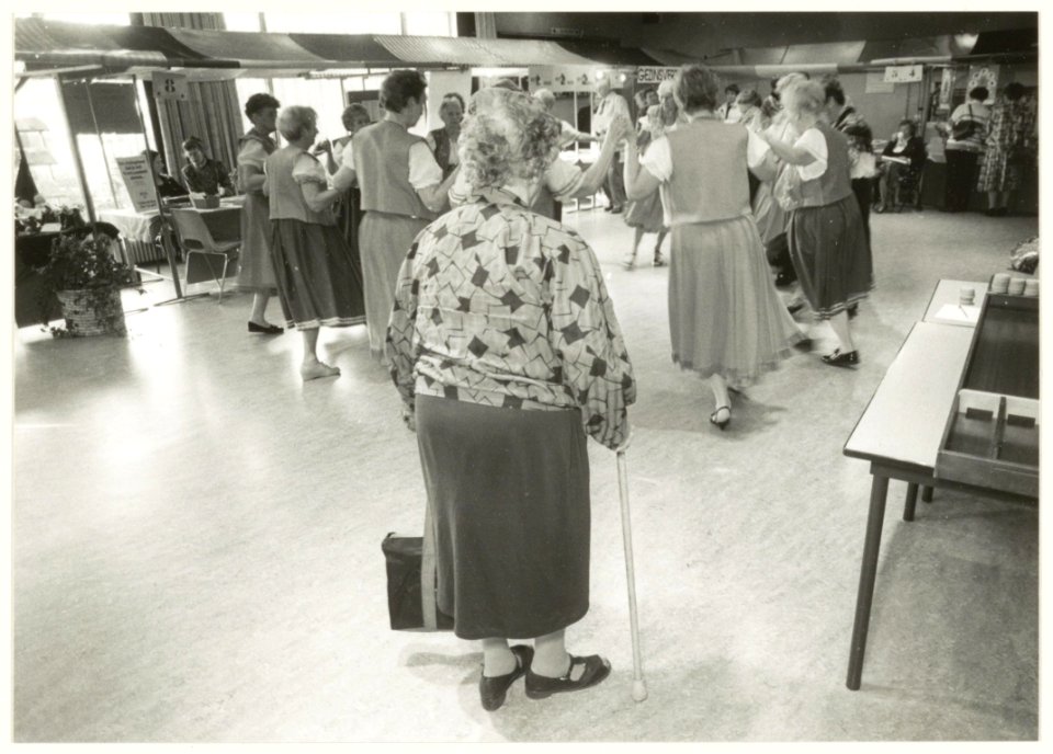 Volksdansen in wijkcentrum het Schalkererf. NL-HlmNHA 54031959