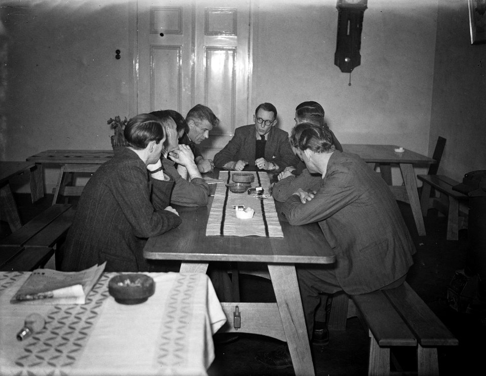 Volkshogeschool Bergen. Cursisten tijdens theorie, Bestanddeelnr 902-6049