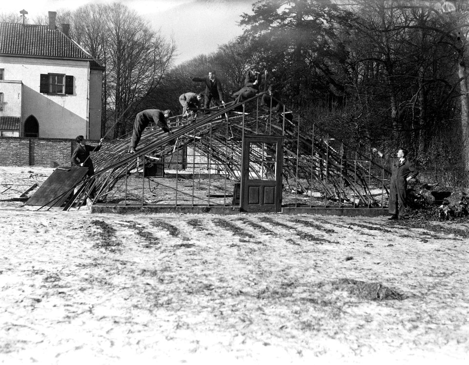 Volkshogeschool Bergen. Cursisten maken zelf een broeikas, Bestanddeelnr 902-6051