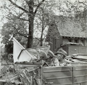 Voorbereidingen en onderhandelingen tot de capitulatie in Wageningen. Kubelwagen, Bestanddeelnr 120-0931 (cropped)