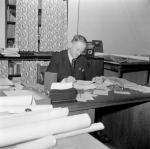 Voorbereidingen. Werker achter de schermen. Burgemeester van Amsterdam, mr. A.J., Bestanddeelnr 255-7161