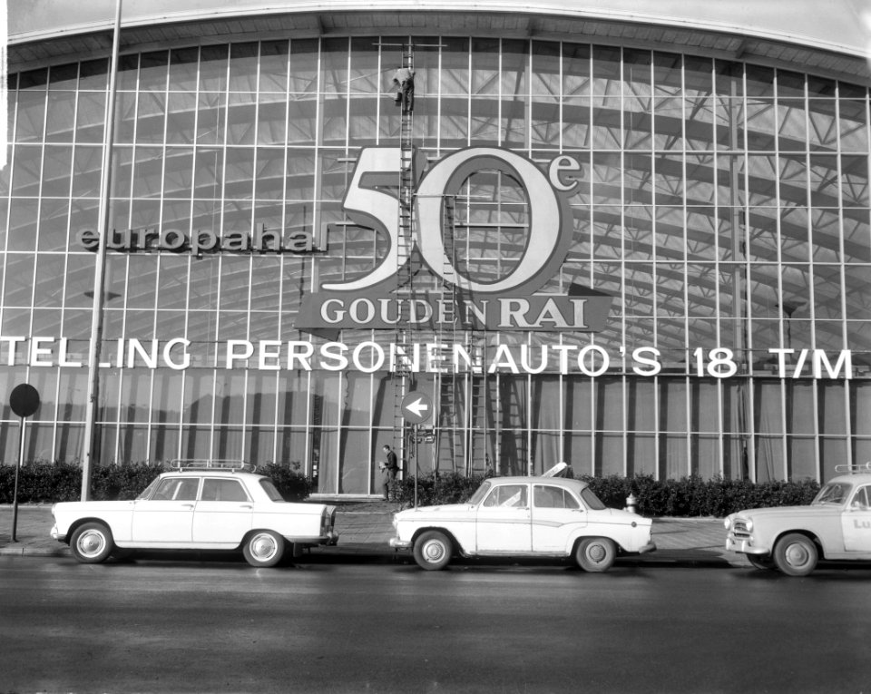 Voorbereidingen 50e personenautotentoonstelling in de RAI op het front van de Eu, Bestanddeelnr 917-4341