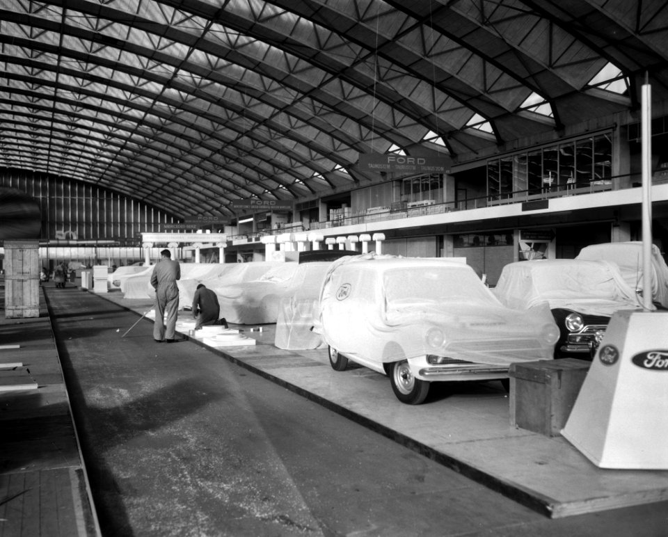 Voorbereidingen 50e personenautotentoonstelling in de RAI op het front van de Eu, Bestanddeelnr 917-4338