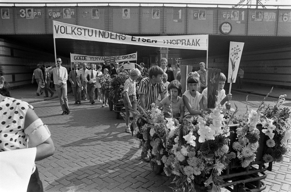 Volkstuinders demonstreren met borden voor behoud tuinen, Amsterdam, Bestanddeelnr 923-7922
