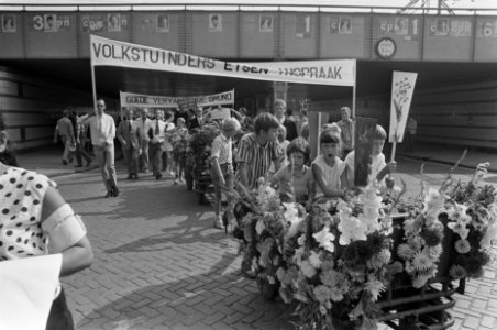 Volkstuinders demonstreren met borden voor behoud tuinen, Amsterdam, Bestanddeelnr 923-7922