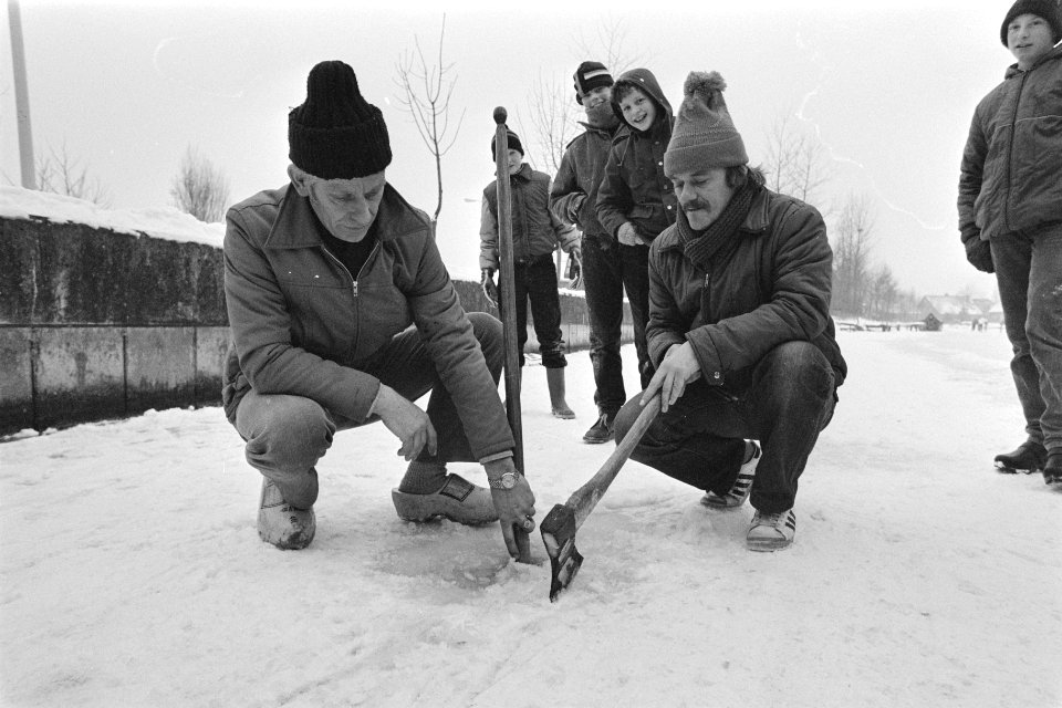 Voorbereidingen Elfstedentocht meten van de dikte van het ijs in Franeker, Bestanddeelnr 933-2043