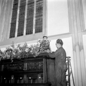 Voorbereidingen Het aanbrengen van decoraties in de Nieuwe Kerk, Bestanddeelnr 255-7111