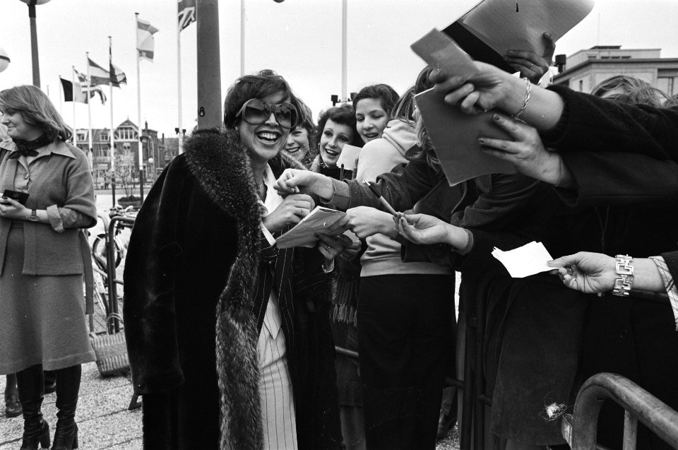 Voorbereiding Eurovisie Songfestival Den Haag Sandra deelt handtekeningen uit , Bestanddeelnr 928-4951