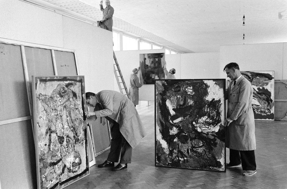Voorbereiding in Stedelijk museum van Zomertentoonstelling 1962, Bestanddeelnr 914-0637